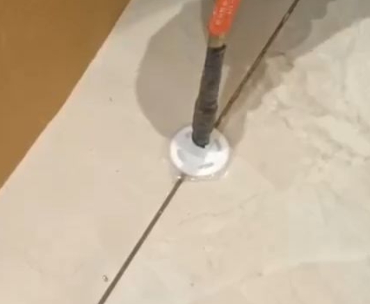 丹凤瓷砖空鼓维修公司专业解答瓷砖在铺贴过程中，如果没有涂抹均匀到位的粘结材料（如水泥砂浆或瓷砖胶），可能会导致以下问题